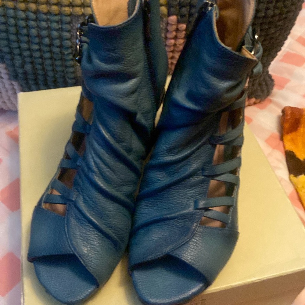 Women L’ Artiste Sandals